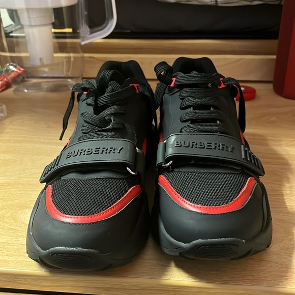 Burberry trainers Red and black size eu 44 Us 10, Great condition only wore 4x - Picture 4 of 4